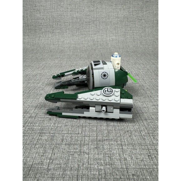 LEGO Star Wars: Yoda's Jedi Starfighter (75360) - Picture 4 of 6